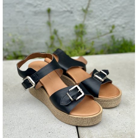 Bella Moda S25057 sandal med kilehæl i sort skind