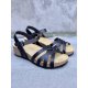 Bella Moda S23637 sandal med kilehæl i sort skind.