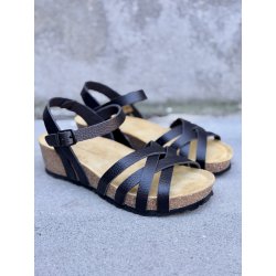 Bella Moda S23637 sandal med kilehæl i sort skind.