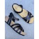 Bella Moda S23637 sandal med kilehæl i sort skind.