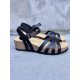 Bella Moda S23637 sandal med kilehæl i sort skind.